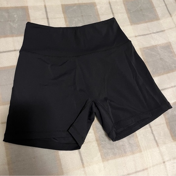 ✨SOLD✨Alphalete Pulse Surge Shorts 4” Size Medium - Picture 2 of 7